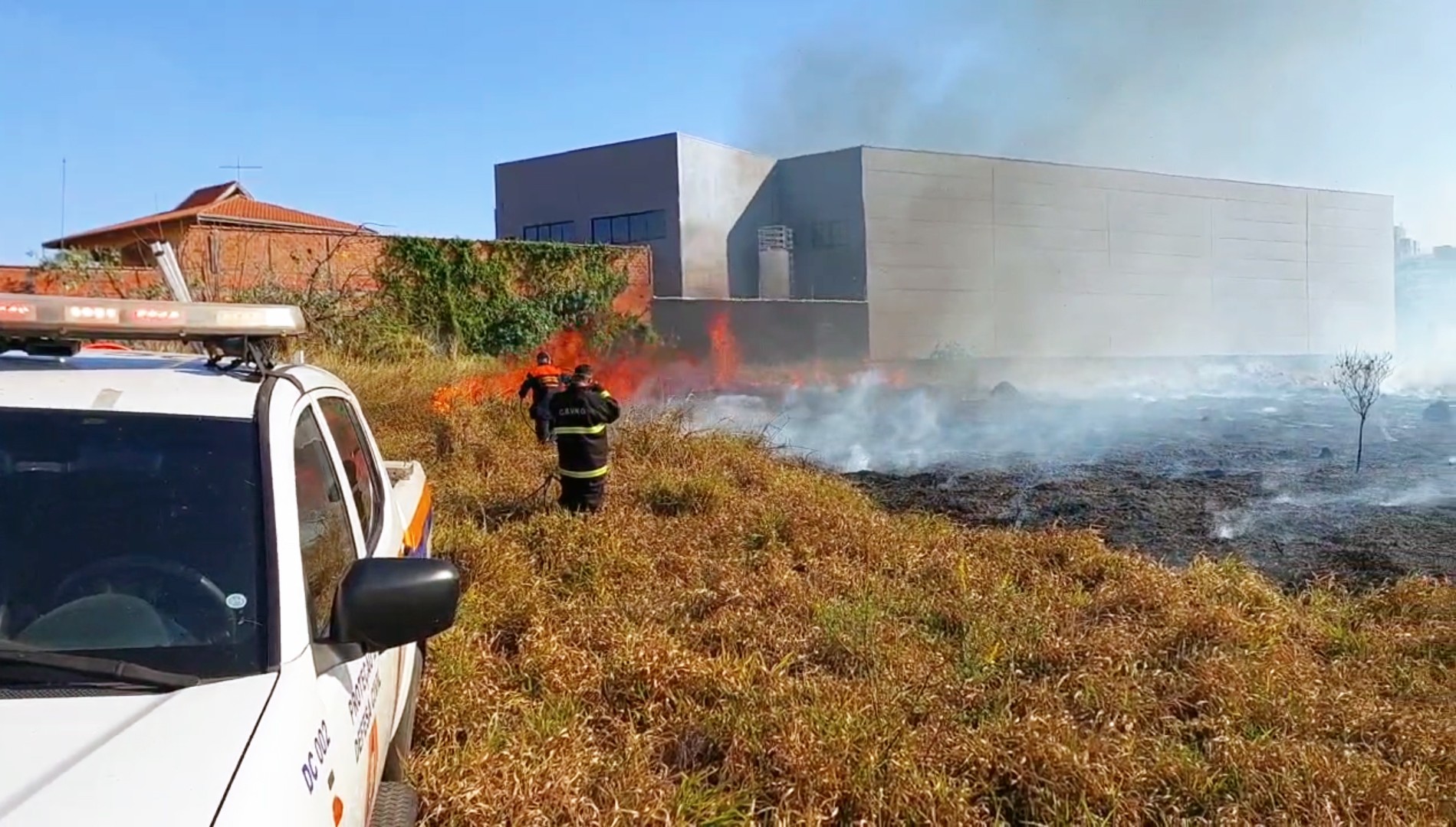 VÍDEO: incêndio atinge vegetação e chega próximo a casas em Nova Odessa