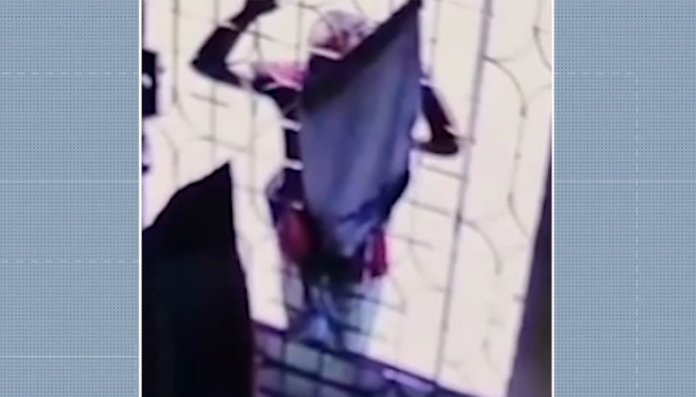 Câmera de segurança registrou momento em que homem chegou no portão da idosa que foi abusada em Cabedelo — Foto: Reprodução/TV Cabo Branco