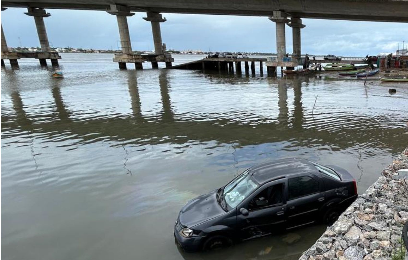 Motorista perde o controle da direção e veículo cai no rio Sergipe 