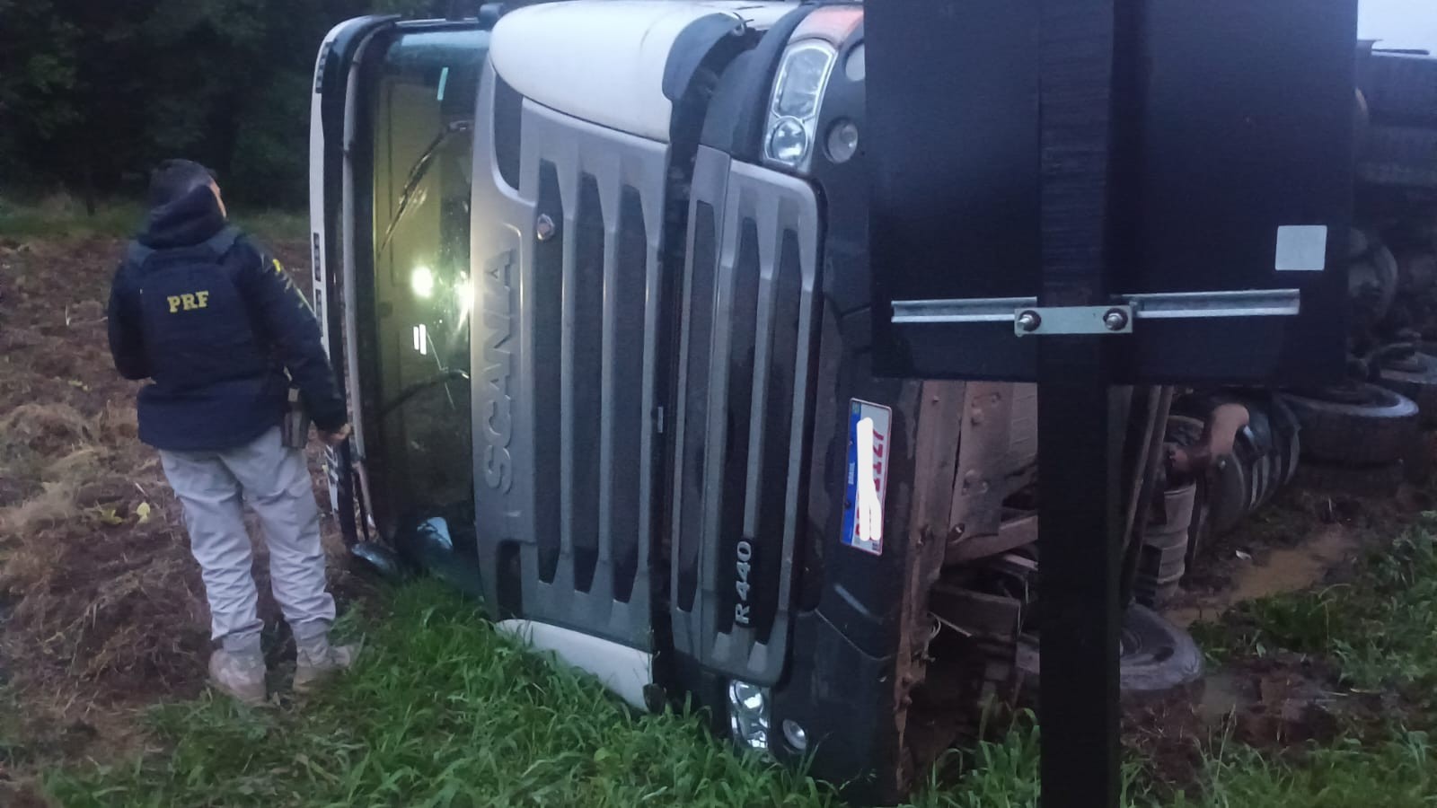 Motorista tomba caminhão ao pegar celular para responder a esposa enquanto dirigia no Paraná, diz polícia