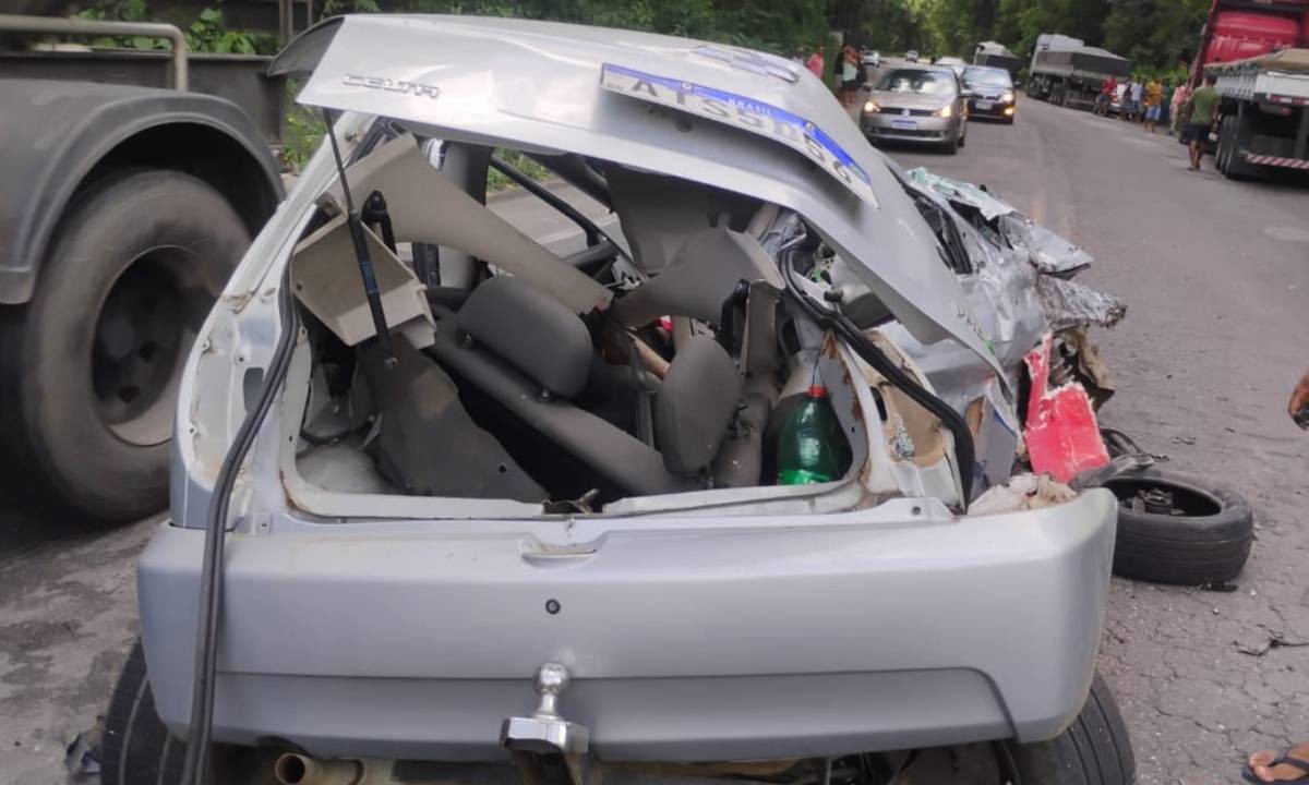 Batida entre carro e carreta mata duas pessoas no interior da Bahia; veículo ficou retorcido 