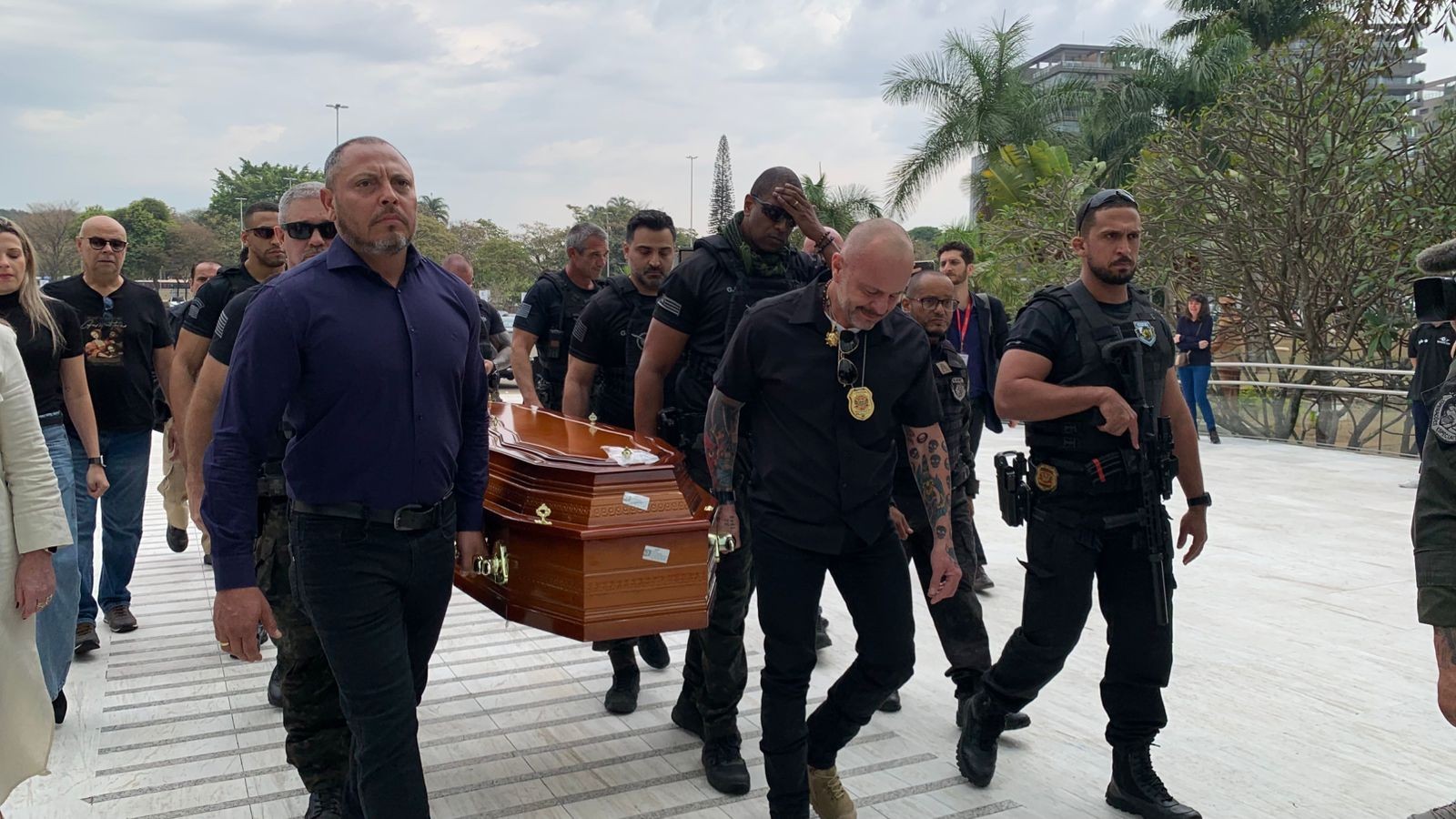 Corpo de ex-delegado-geral executado no litoral paulista é velado na Alesp, em SP, com presença de autoridades e políticos 