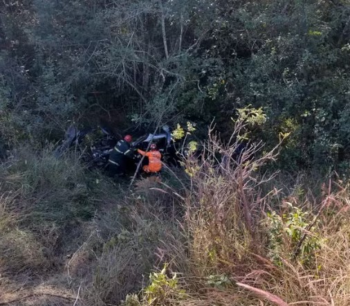 Carro cai de ribanceira de 15 metros após batida e casal sobrevive em MG