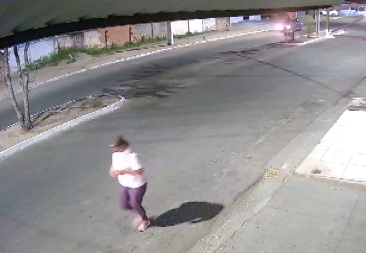 VÍDEO: Mulher tem perna amputada após ser atropelada por motociclista enquanto corria em avenida no interior da Bahia 