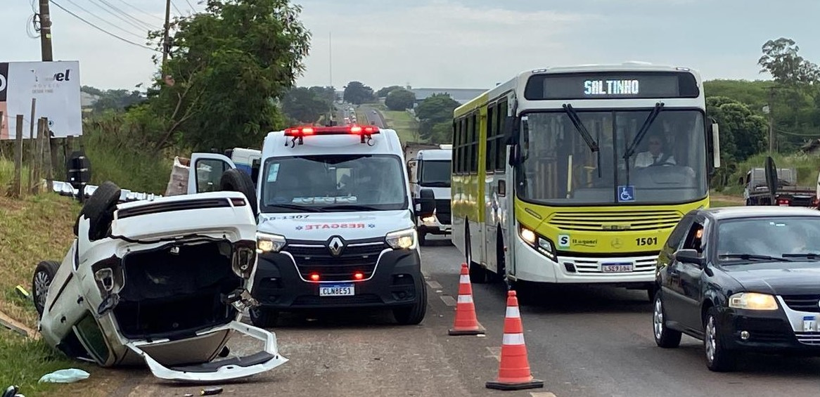 Acidente entre dois carros e moto deixa duas pessoas feridas em rodovia de Piracicaba 