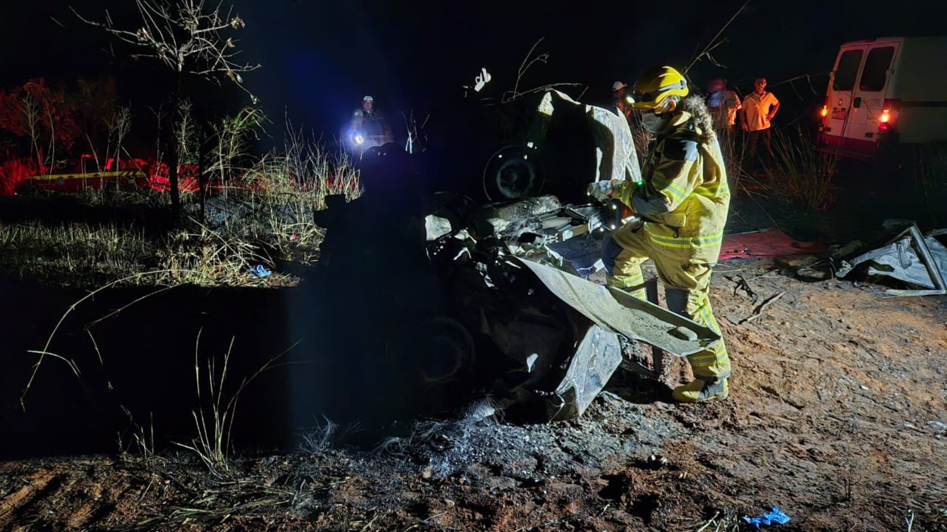 Cinco morrem em acidente com incêndio de veículo na MGC-497 em Prata 