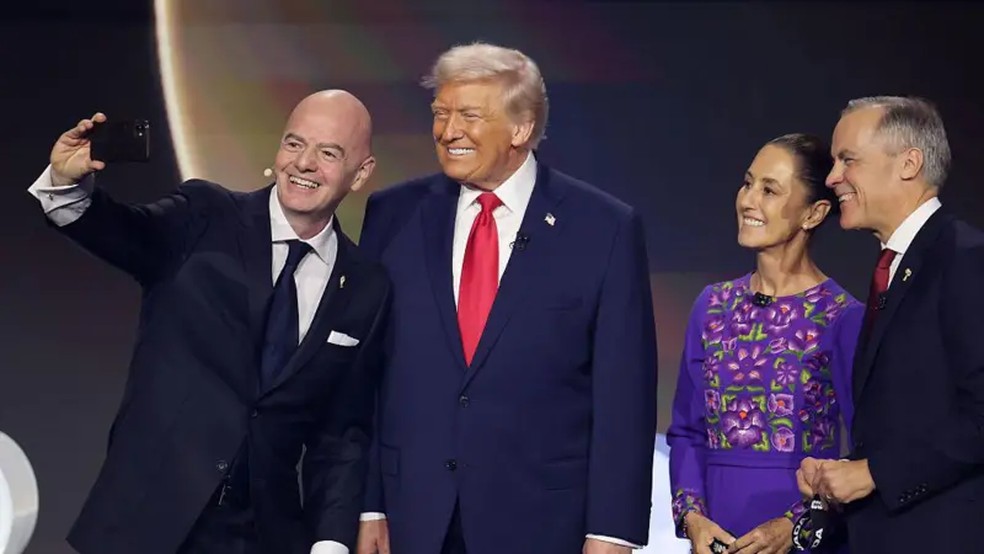 Trump, Sheinbaum e Carney posaram para uma selfie com o presidente da Fifa, Gianni Infantino, durante o sorteio dos grupos da Copa do Mundo, em dezembro — Foto: Getty Images via BBC