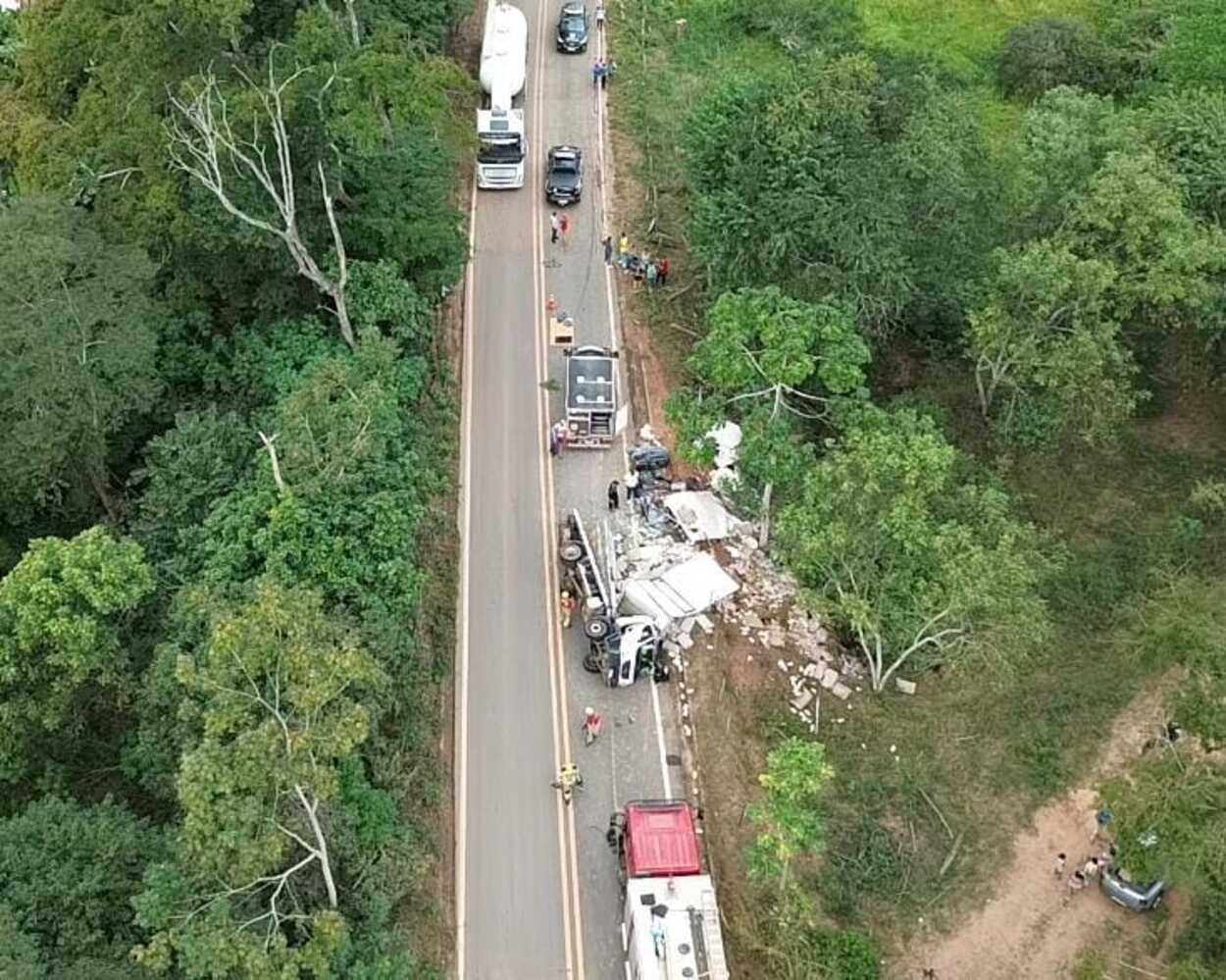 Pai e filho morrem após caminhão tombar e atingir carro em que eles estavam na MGC-120