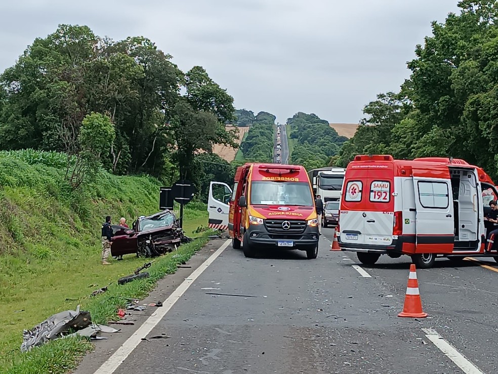 Acidente aconteceu na BR-277 — Foto: Corpo de Bombeiros