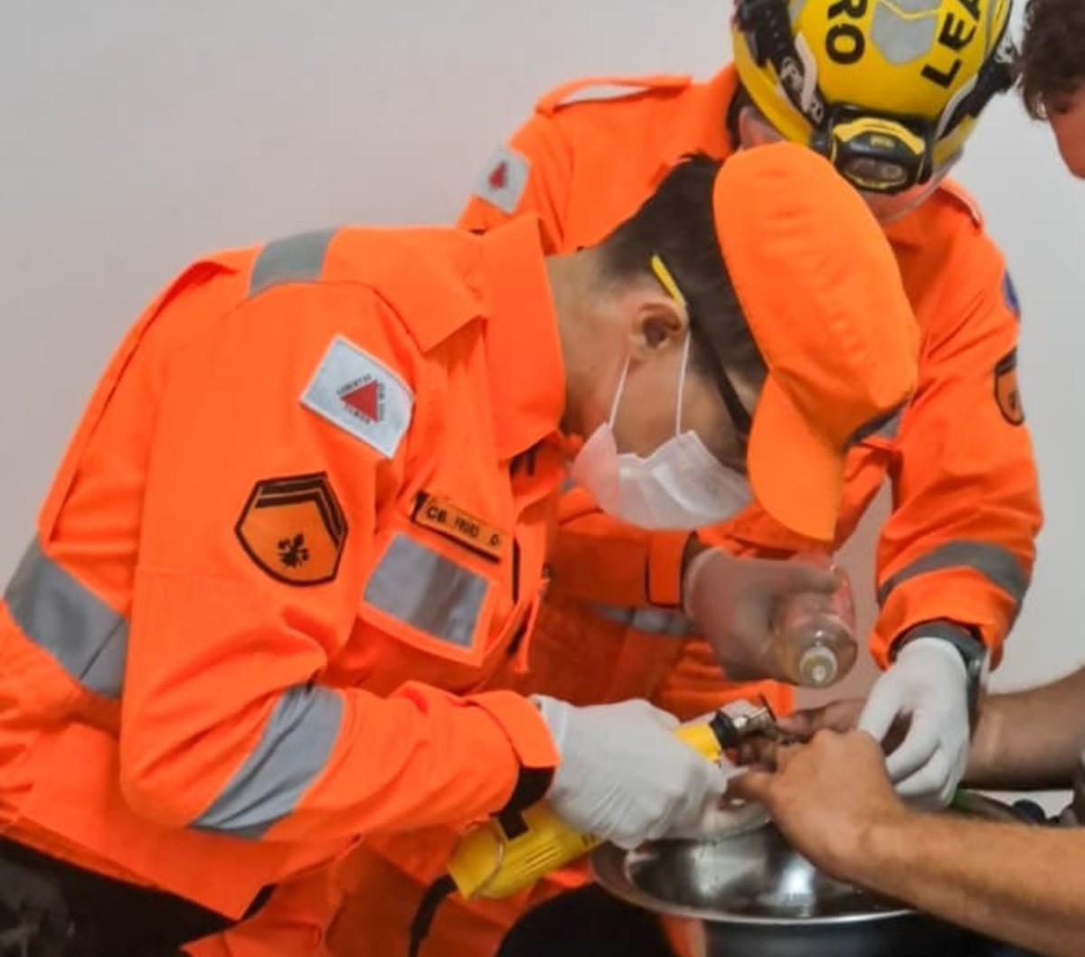 Vídeo mostra retirada de aliança presa em dedo após homem descer de caminhão em MG