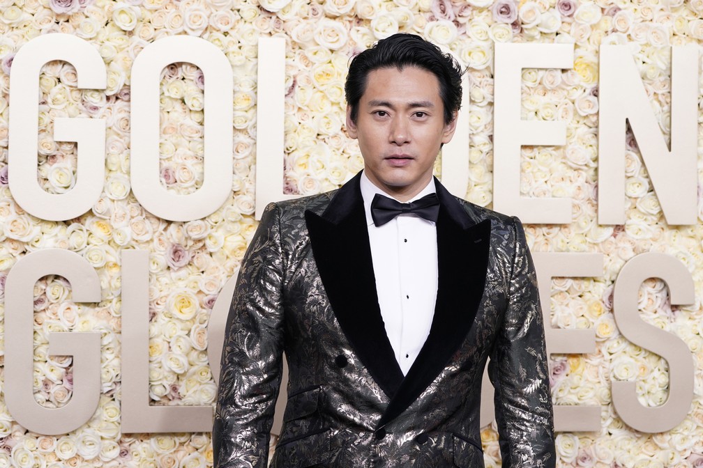 Teo Yoo, ator de 'Vidas passadas', chega ao Globo de Ouro 2024 — Foto: Jordan Strauss/Invision/AP