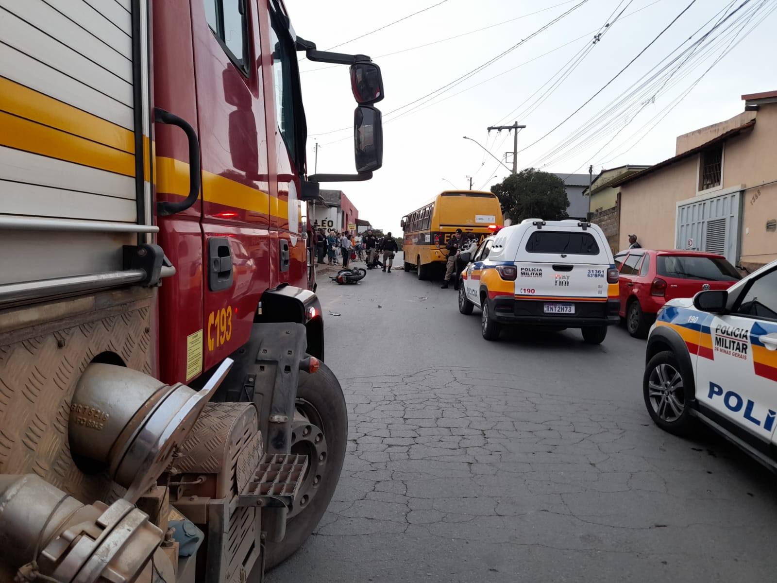 Motociclista bate de frente com micro-ônibus e morre em Arcos 