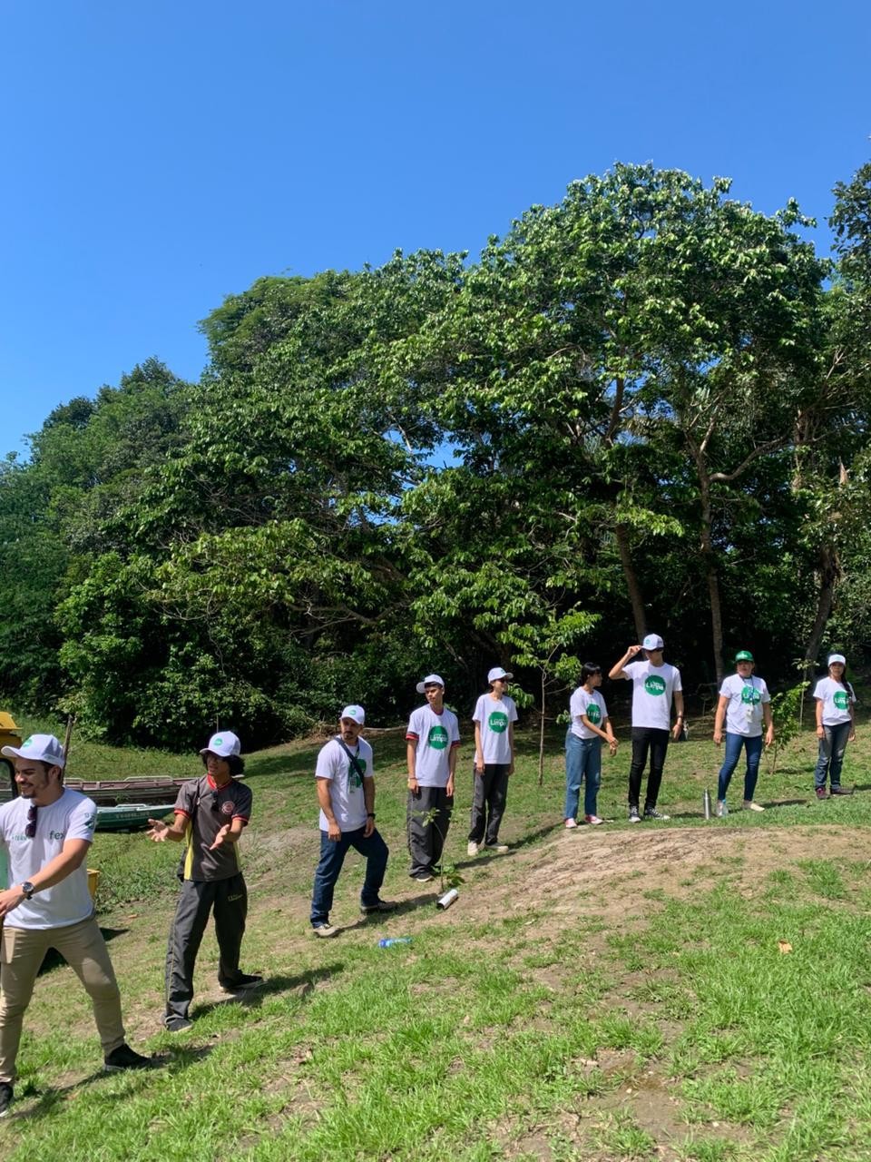 Fundação Rede Amazônica realiza plantio de 100 mudas em comunidade ribeirinha de Manaus