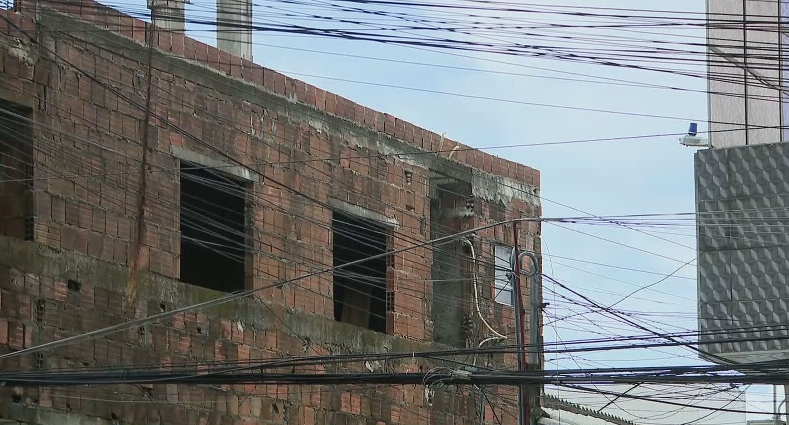 Trabalhador morre após levar choque elétrico e cair de altura de oito metros no Recife 