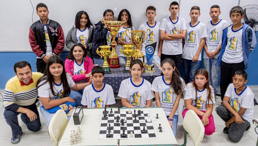 Alunos e famílias aprendem a jogar xadrez em aula da EMEB Ivo de