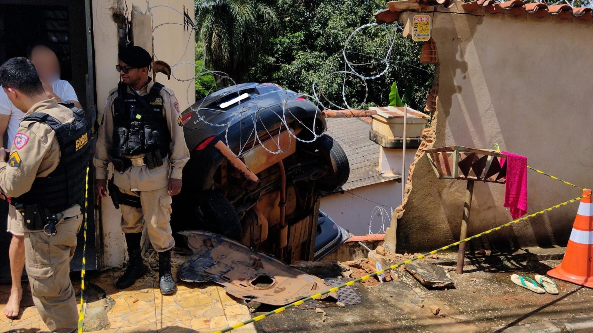 Menino de 9 anos destrava freio de mão e carro invade casa em MG