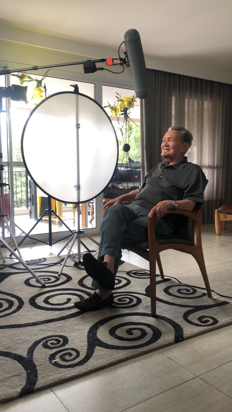 Léo Batista, durante as gravações de série sobre sua história — Foto: Globo/ Divulgação