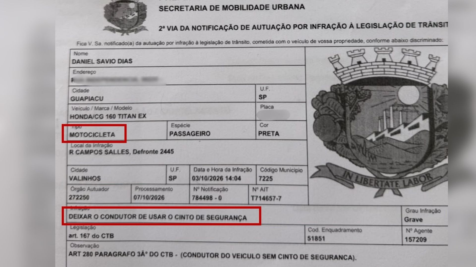 Homem recebe multa por pilotar moto sem cinto de segurança: 'Fiquei tentando entender'
