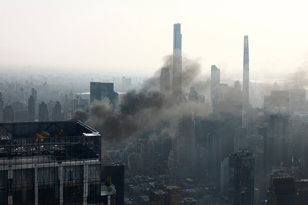 Prédio foi atingido por incêndio e, depois, um guindaste que estava no topo do edifício despencou em Nova York, em 26 de julho de 2023 — Foto: Amr Alfiky/Reuters