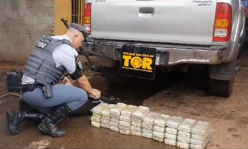 Quase 50 quilos de pasta base de cocaína estavam escondidos no tanque de combustível de uma caminhonete de luxo que foi abordada pela fiscalização em Teodoro Sampaio (SP) — Foto: Polícia Militar Rodoviária