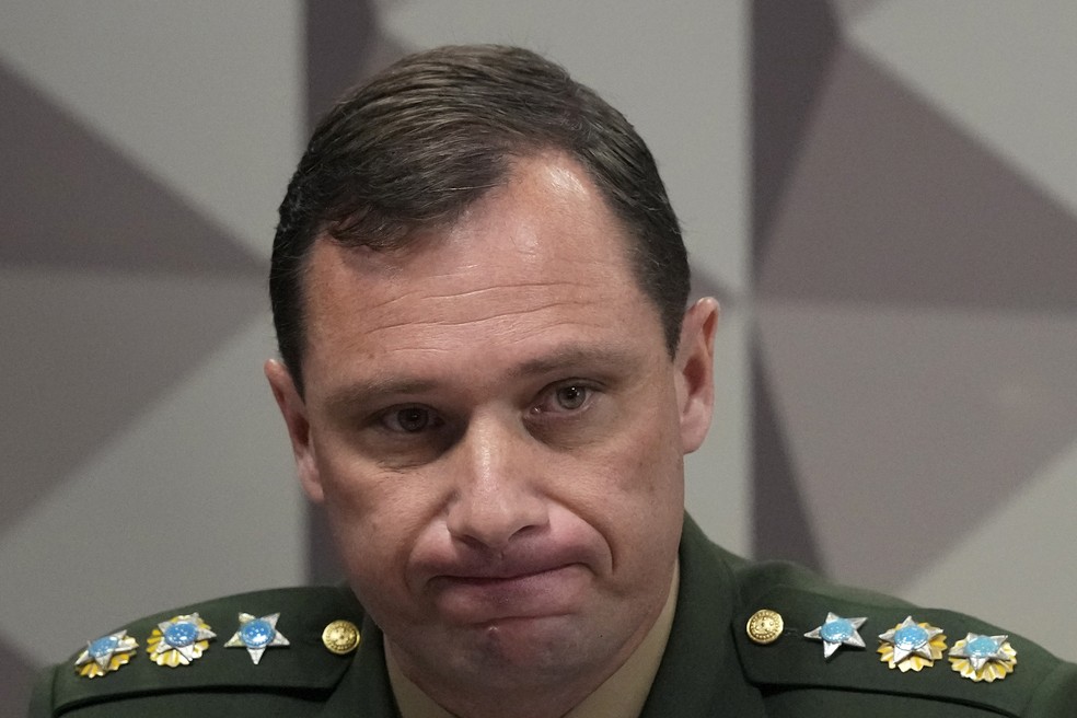 Mauro Cid durante depoimento na CPI dos Atos Golpistas — Foto: Eraldo Peres/AP