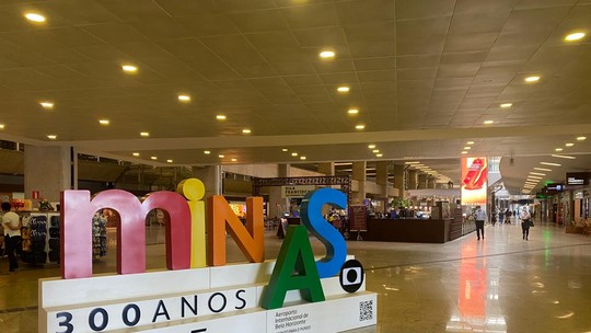 Letreiro da campanha Minas 300 em exposição no Aeroporto Internacional de Belo Horizonte