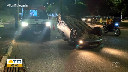 Carro capota após motorista perder controle na Avenida NS-04