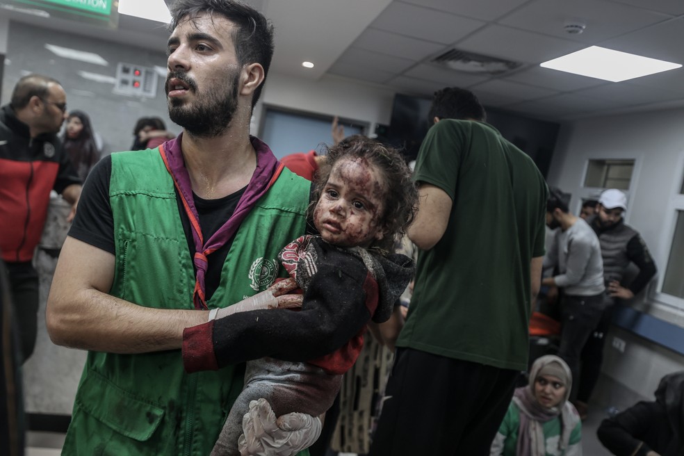 Imagens do hospital Al-Shifa, em Gaza, para onde foram levadas vítimas do ataque de Israel a outro hospital. — Foto: Anadolu via Reuters Connect