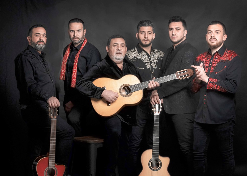 O grupo Gipsy Kings com o fundador Tonino Baliardo segurando o violão — Foto: Divulgação