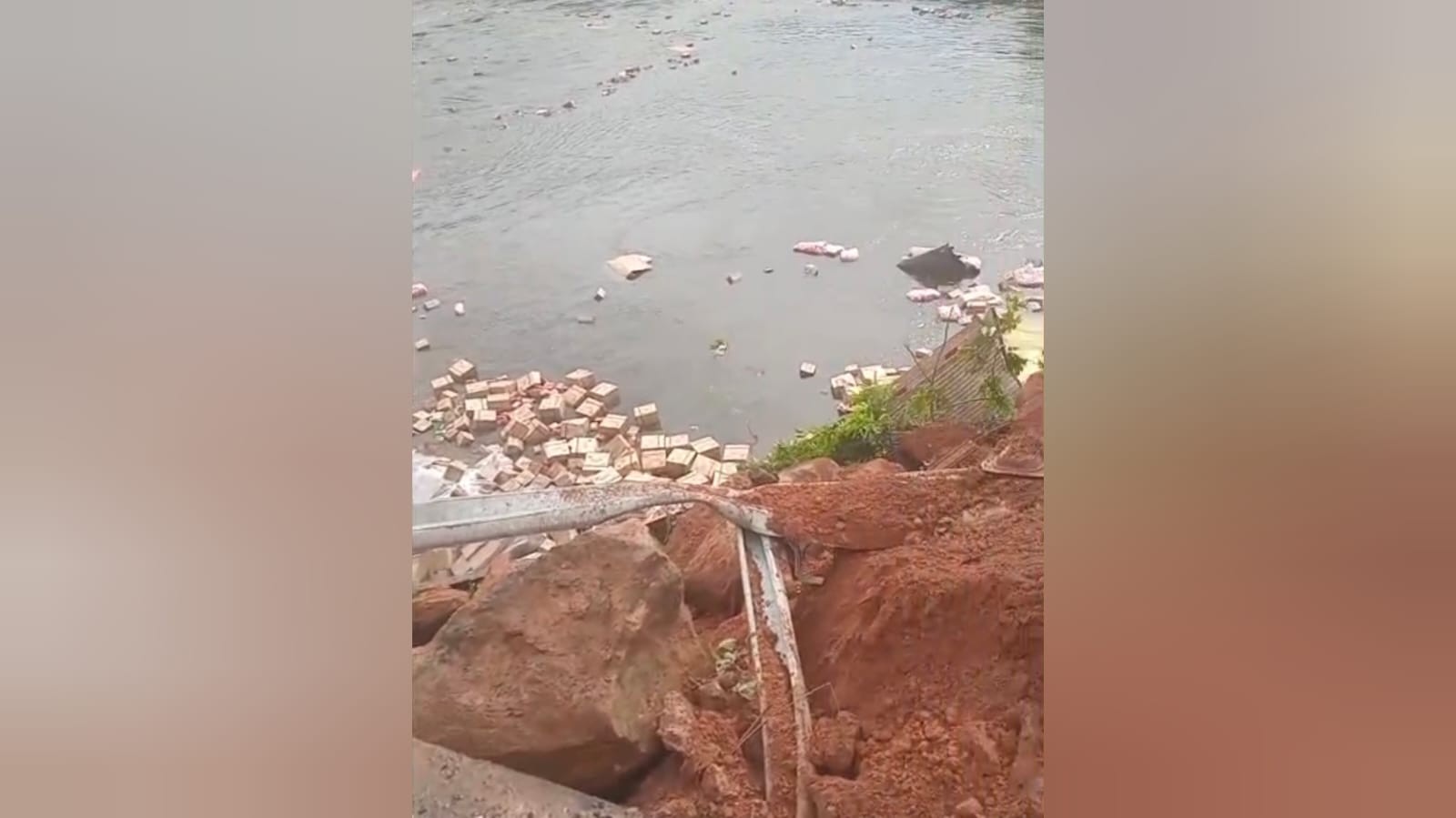 Caminhão cai em ponte no Rio Curuá-Una, na PA-370, em Santarém, no Pará