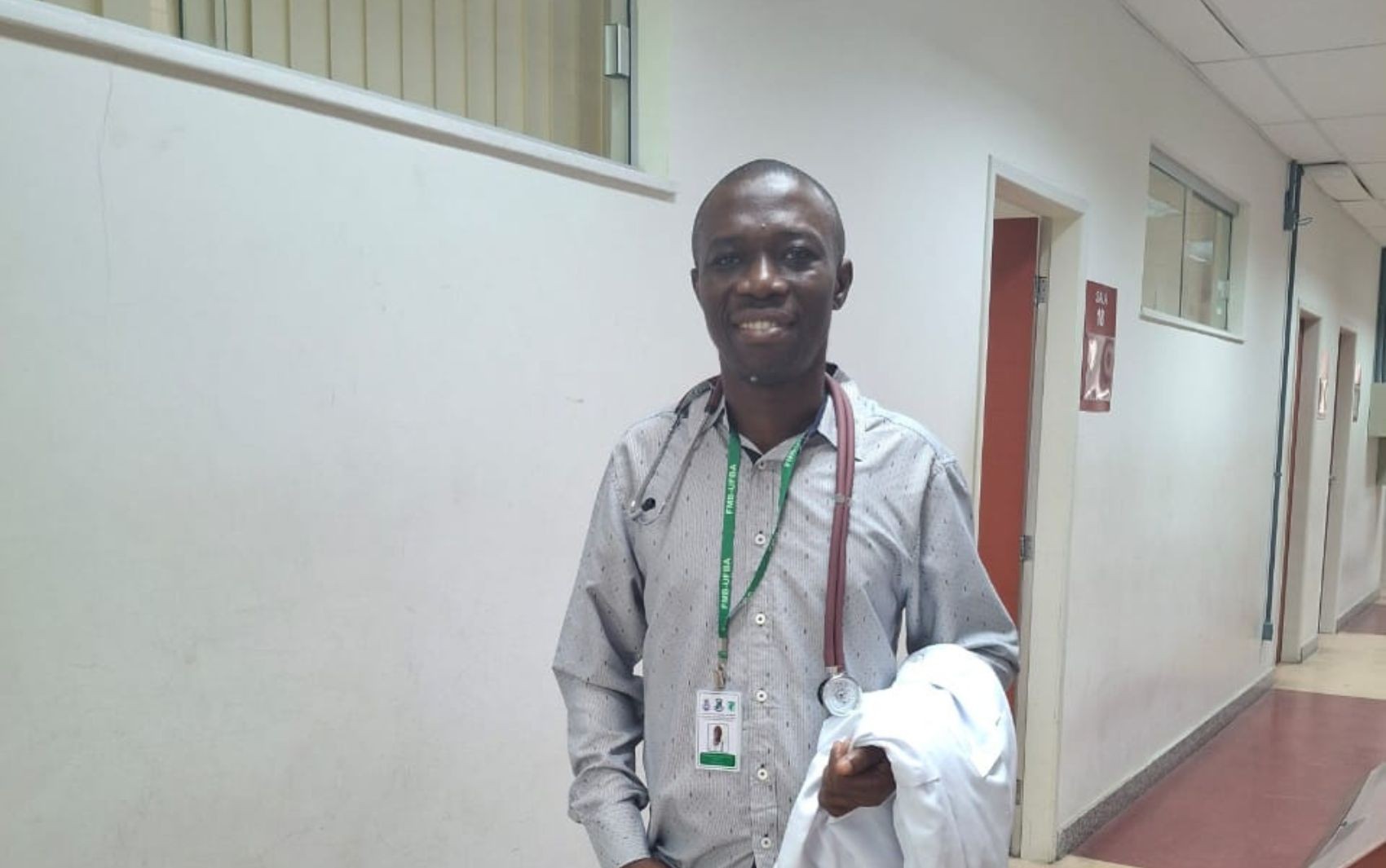 Professor que viajou por engano a Goiânia ao tentar ir à Guiana realiza sonho de estudar medicina; relembre história