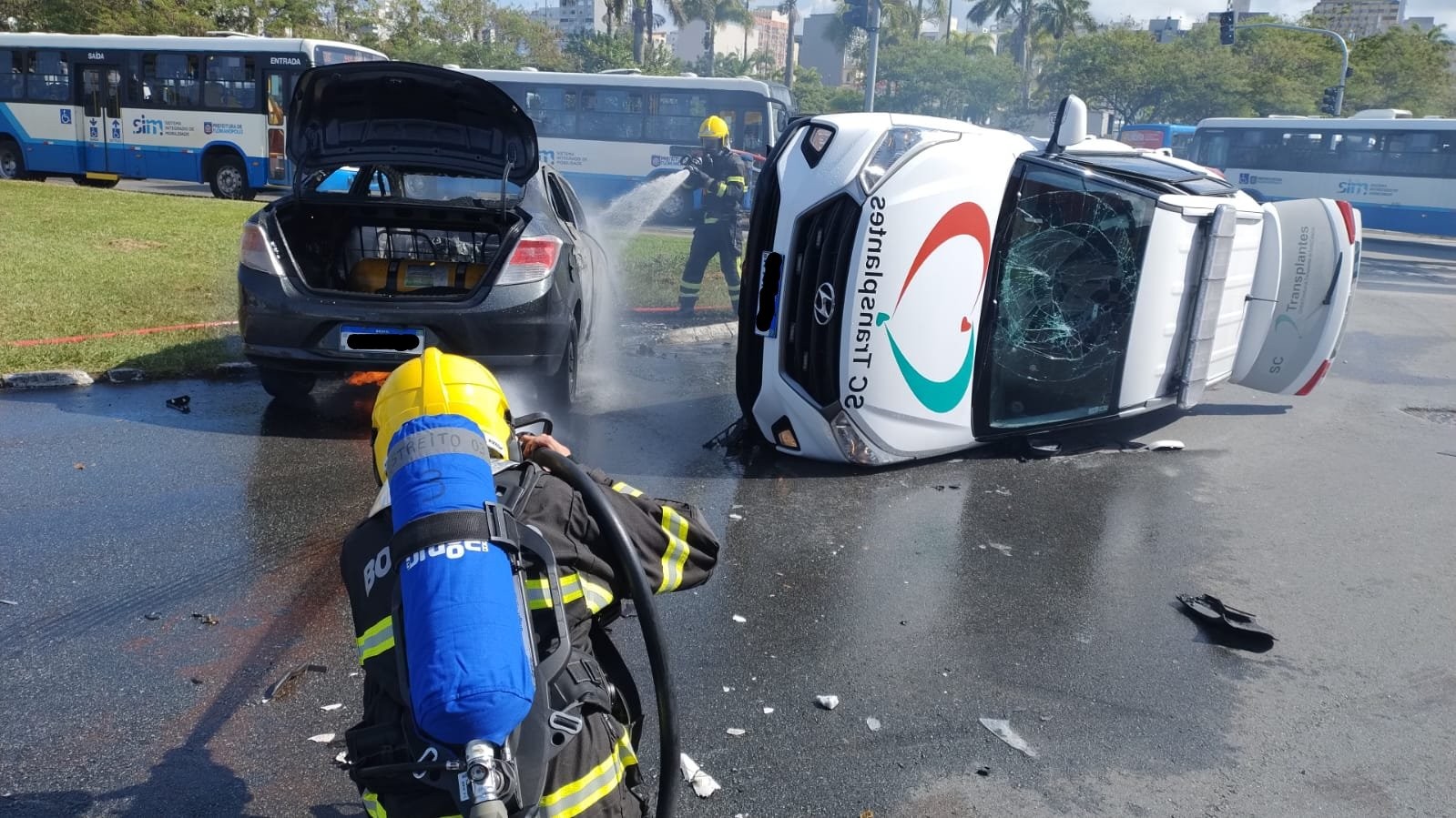Carro que levava órgãos para transplante sofre acidente com incêndio e feridos em SC 
