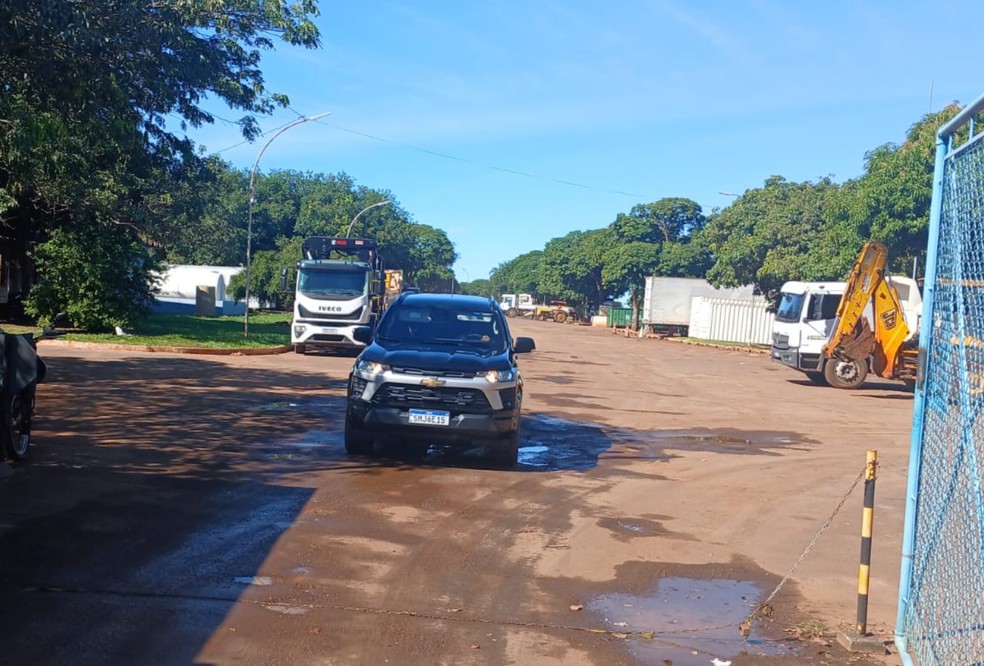 Equipes do Gecoc cumpriram mandados na secretaria de obras de Campo Grande — Foto: Osvaldo Nobrega/ TV Morena