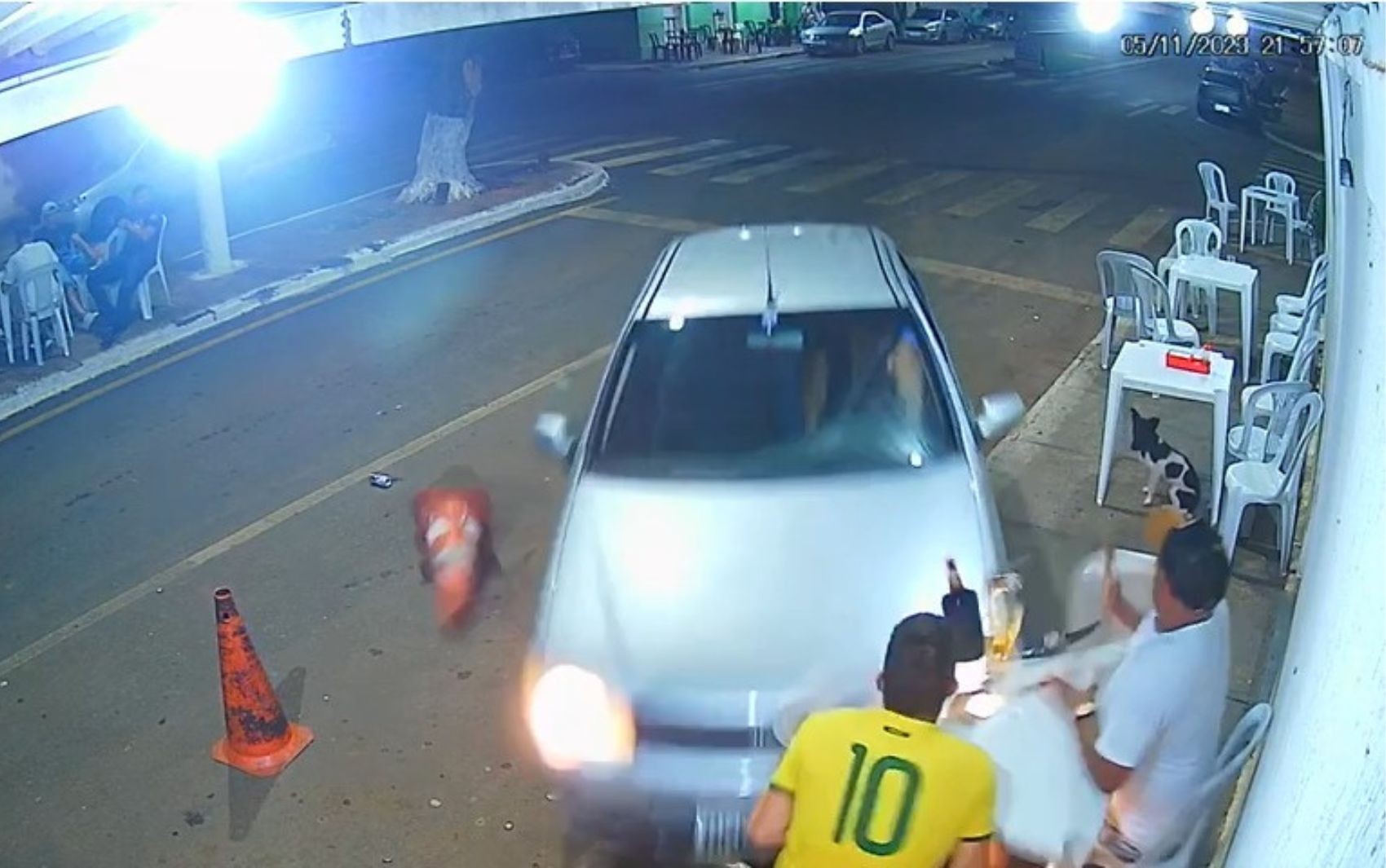Motorista é presa suspeita de invadir bar para atropelar namorado de propósito; vídeo