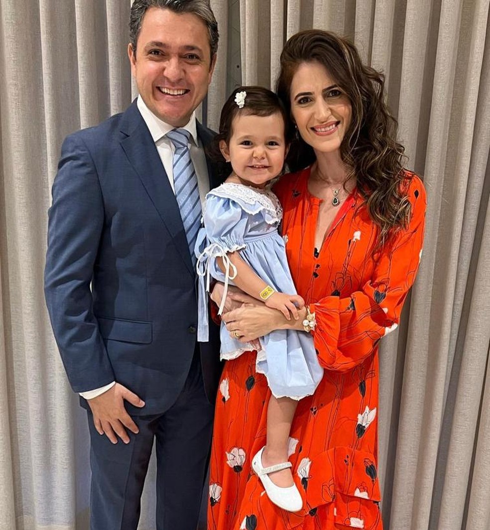 Lulu entre o pai, Arthur Luís Cardoso, e a mãe, Maju Mendonça — Foto: Instagram/Reprodução