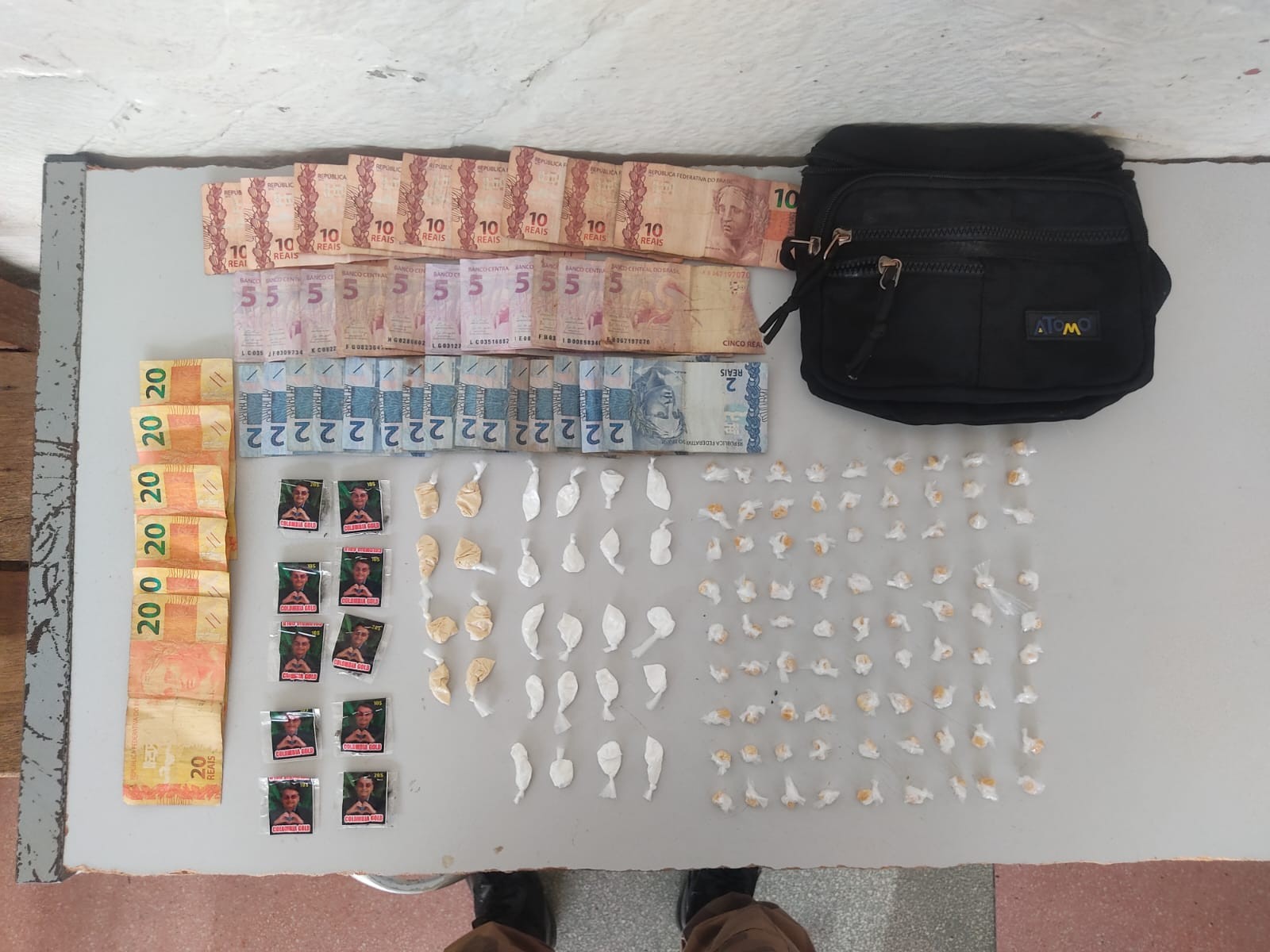 Homem cai de altura de 3 m após telhado de casa ceder enquanto ele tentava fugir da PM