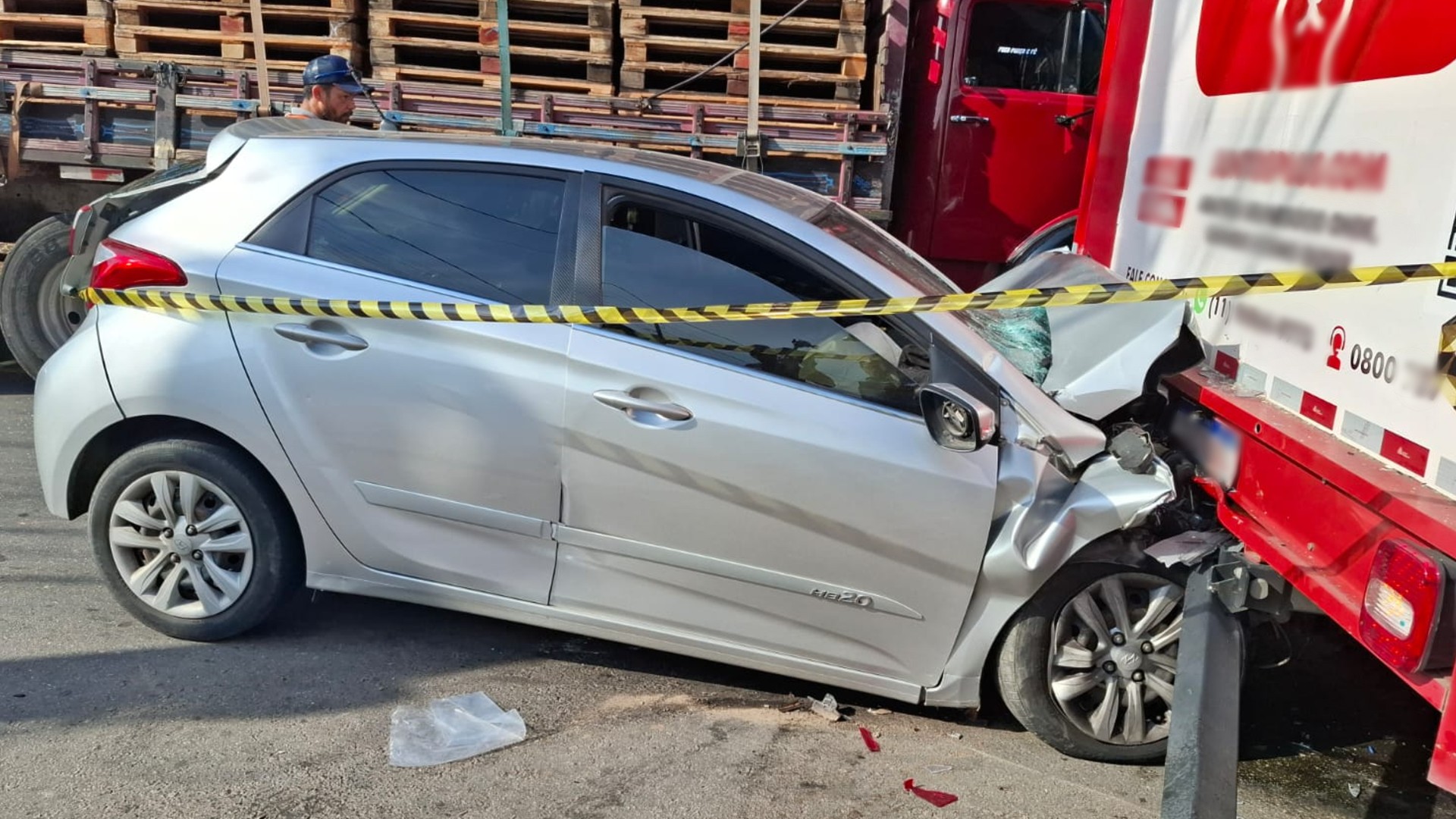 Homem fica preso às ferragens ao sofrer acidente em avenida de Jundiaí