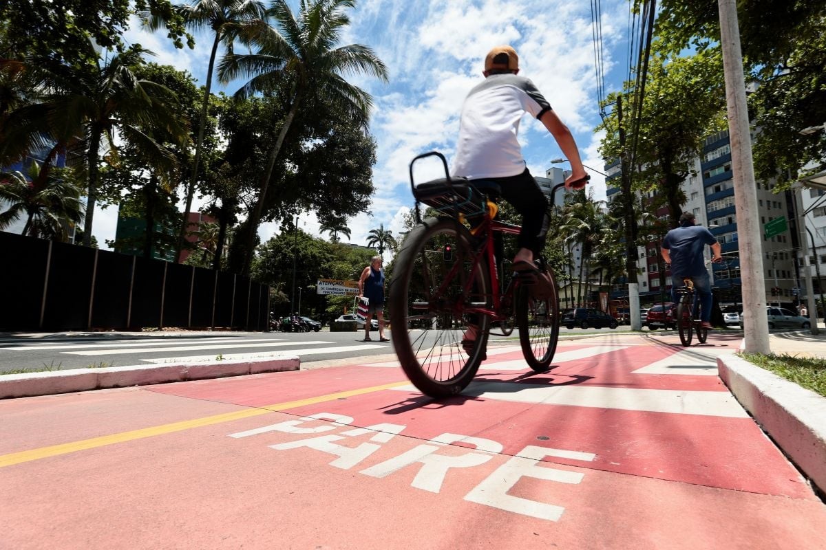 Santos instala cinco estações de apoio ao ciclista com bombas e ferramentas; veja os pontos 