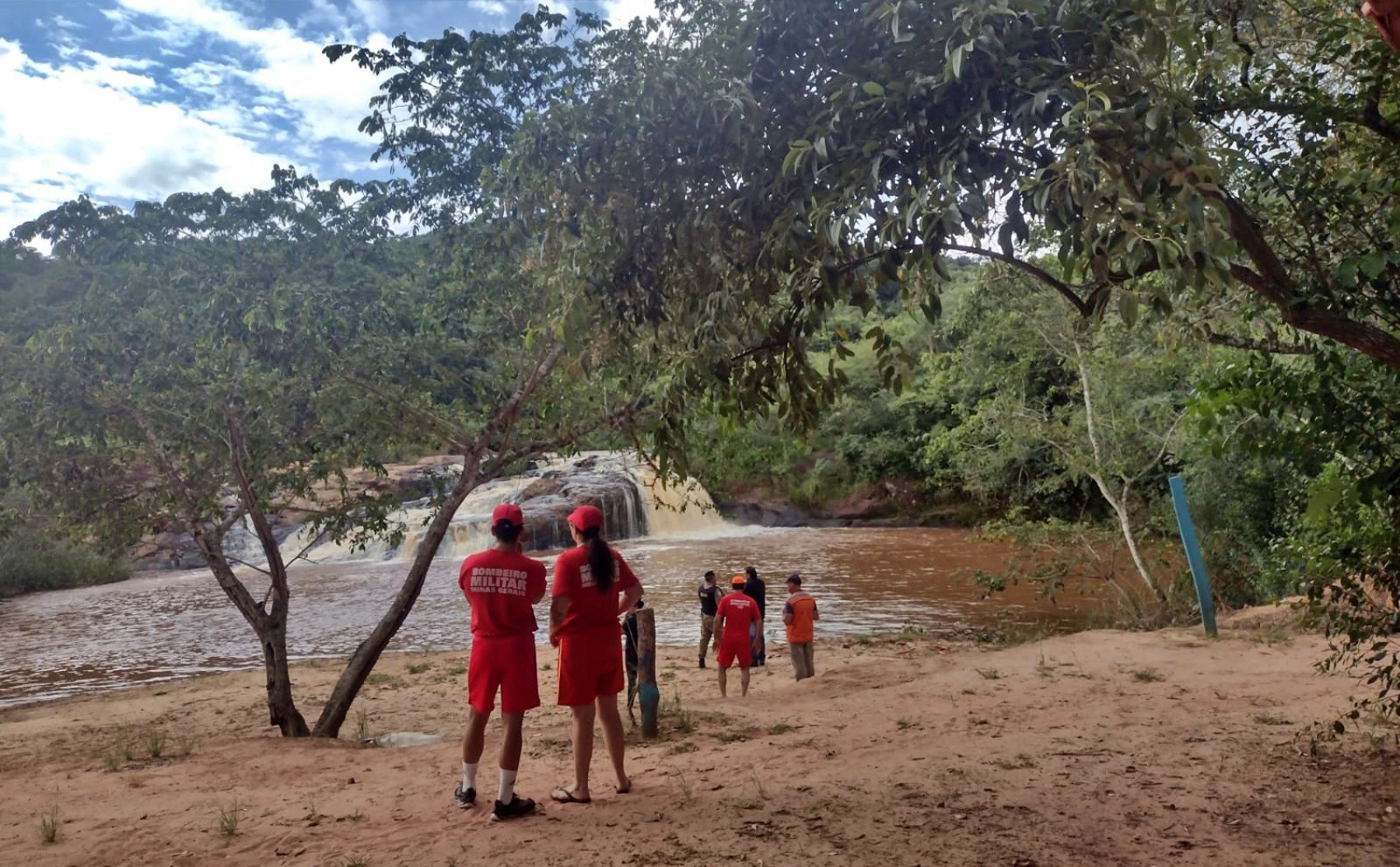 Homem de 37 anos morre afogado na Cachoeira do Pinheirinho, em Monte Santo de Minas, MG