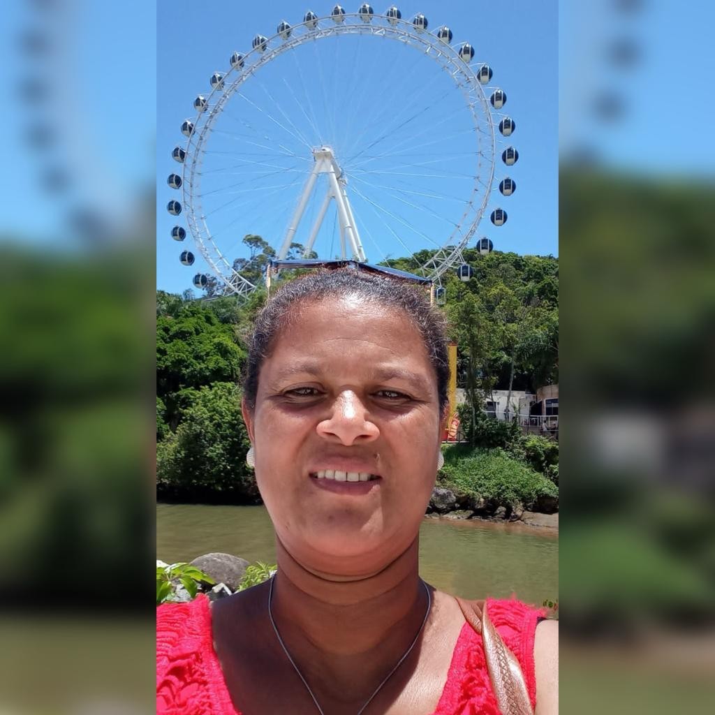 Mulher é morta a facadas, e criança fica gravemente ferida ao tentar intervir em Balneário Camboriú, diz PM