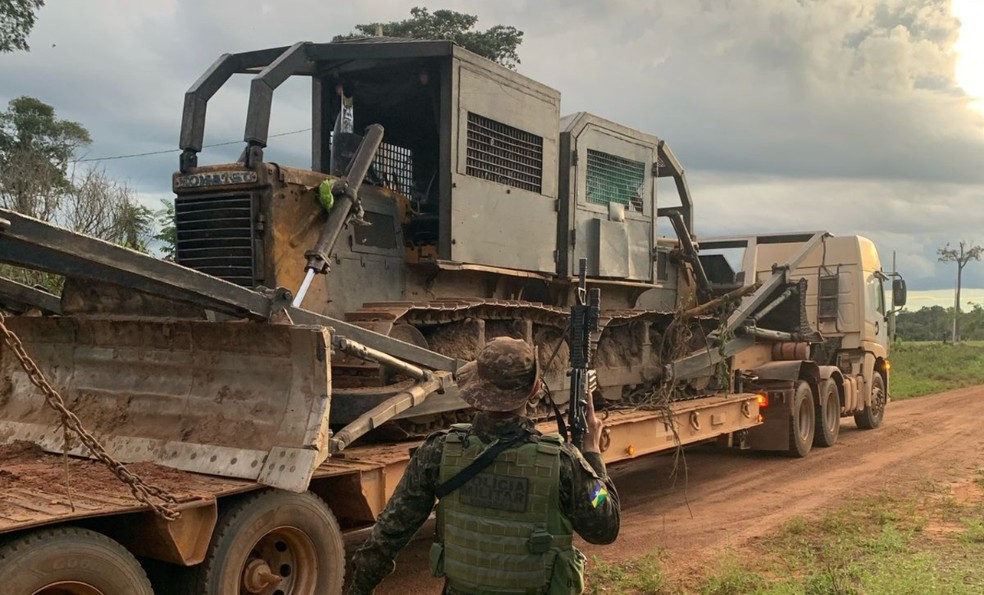 Trator roubado apreendido pela a PMA-RO — Foto: Reprodução/Batalhão de Polícia Ambiental