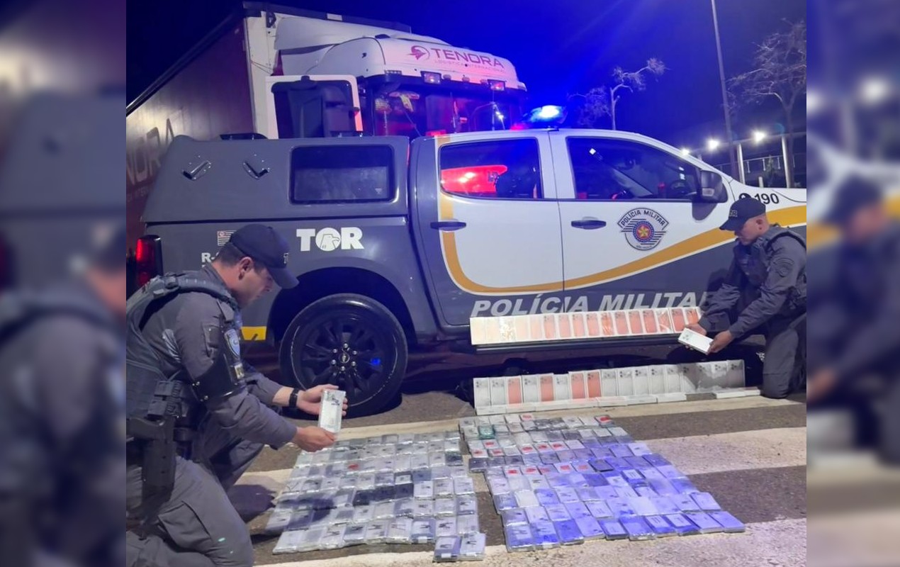 Carga de R$ 1,6 milhão em iPhones é apreendida em caminhão durante operação no interior de SP