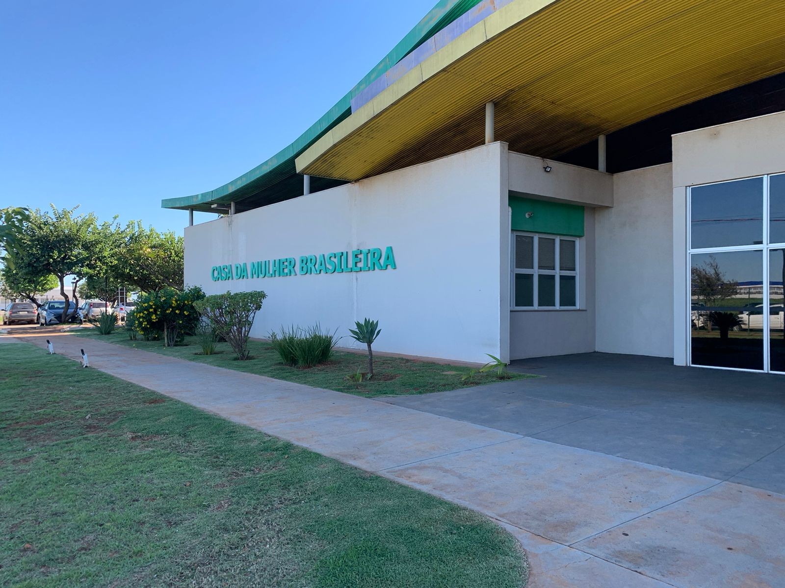 Mulher é esfaqueada e tem o cabelo cortado em sessão de tortura após ter a casa invadida pelo ex