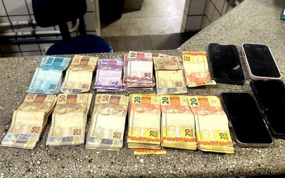 Dinheiro e celulares apreendidos com suspeita no momento da prisão — Foto: Arquivo Pessoal