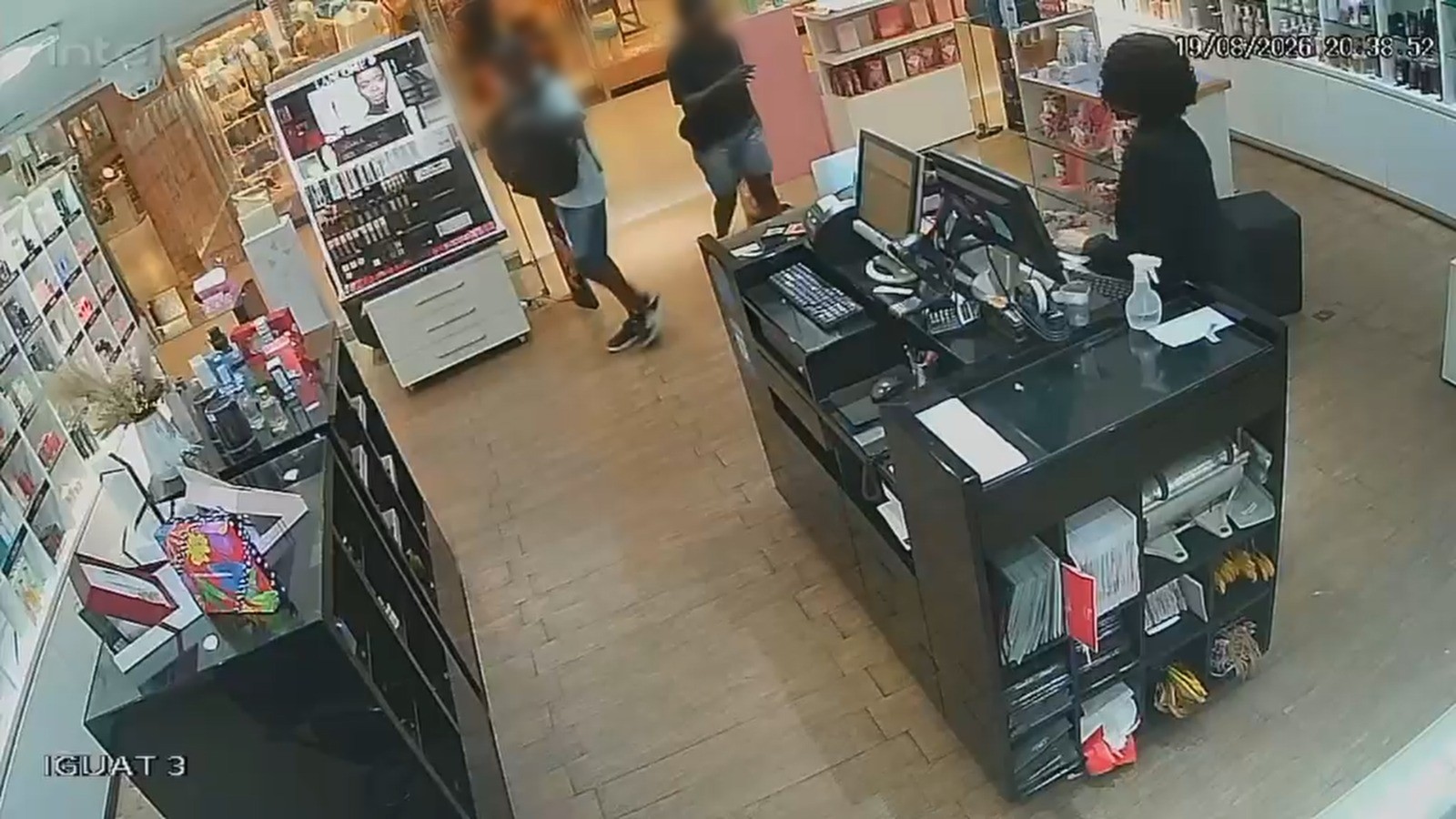 VÍDEO: adolescentes invadem loja de shopping e roubam R$ 16 mil em perfumes em Salvador 
