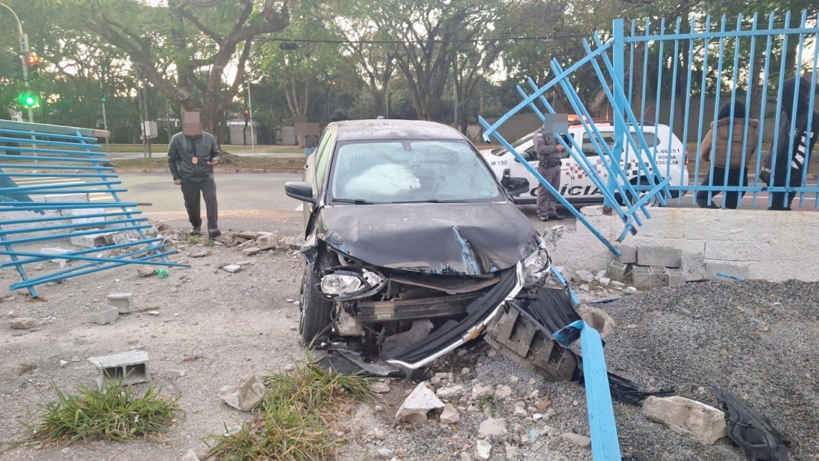 Carro fica destruído após invadir praça e derrubar grade em São José dos Campos