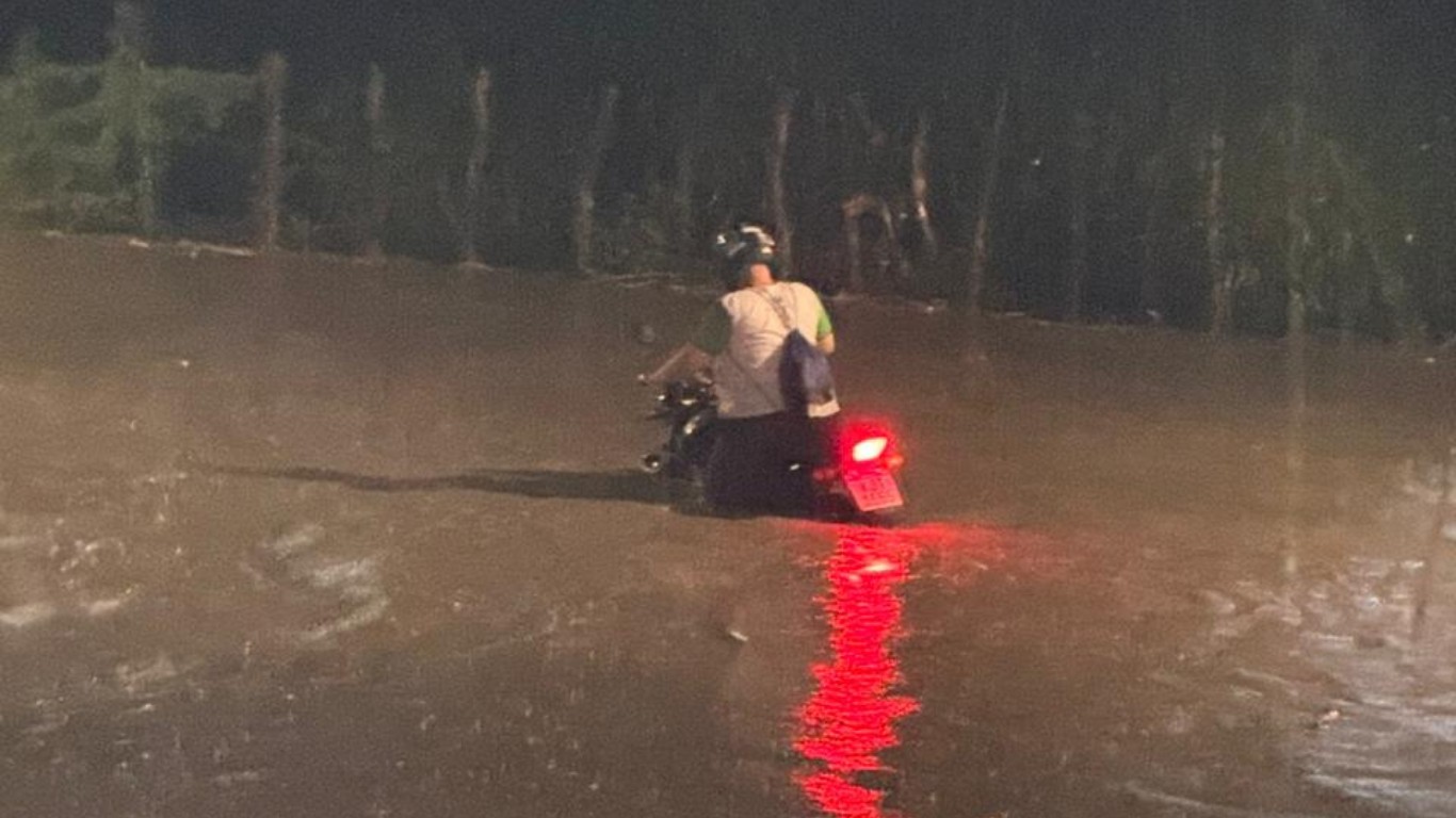 Chuvas deixam cidades do Agreste e Sertão de Pernambuco em alerta e provocam alagamentos; VÍDEO