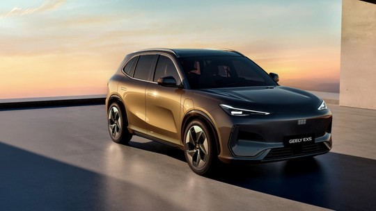 Geely EX5 chega ao Brasil a partir de R$ 205 mil para brigar com BYD Yuan Plus - SUV elétrico marca o retorno da marca em duas versões, ambas com 218 cv de potênciae até 413 km de autonomia. A venda será feita em parceria com a Renault, mas as lojas são separadas fisicamente.