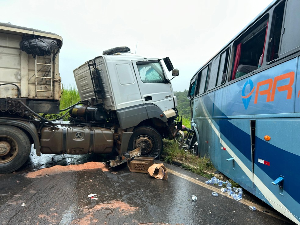 Acidente entre ônibus e carreta deixa um morto e 20 feridos na BR-356, em Muriaé  — Foto: Elton Moreira/TV Integração