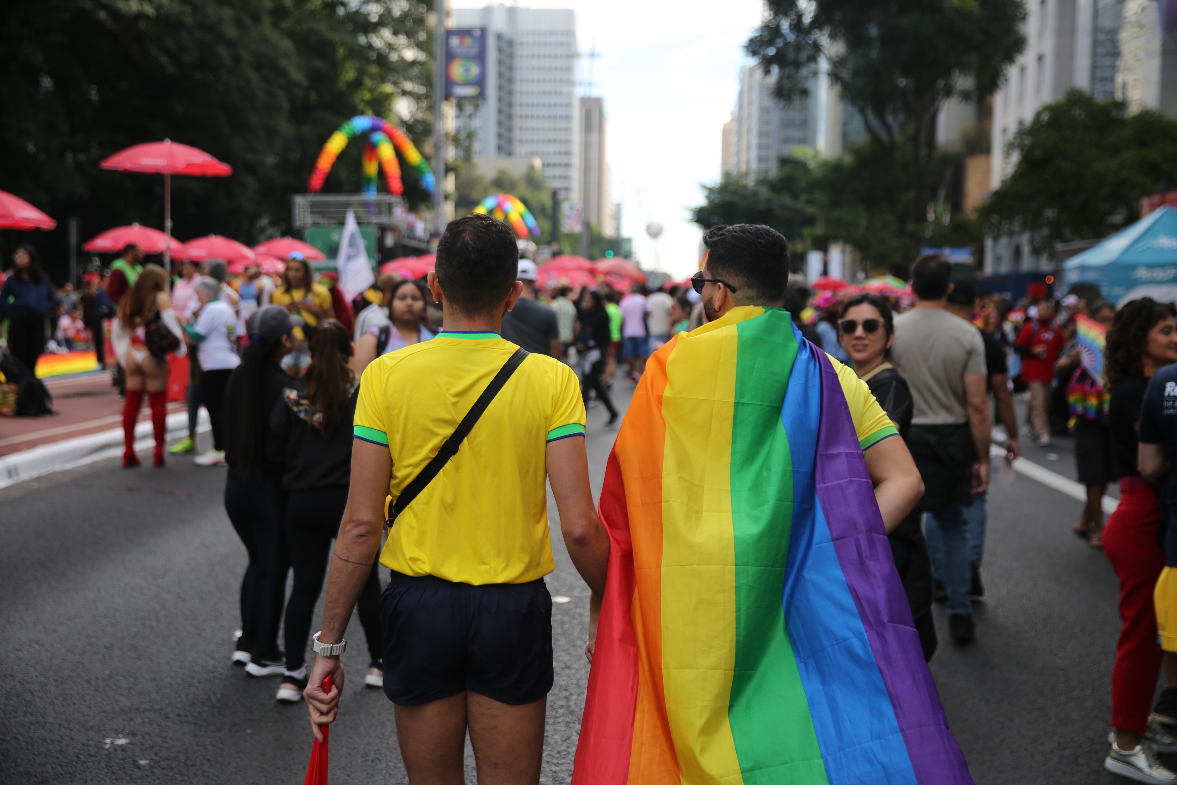 Com fantasias coloridas e verde-amarelas, milhares de pessoas lotam a 28ª Parada LGBT+ em São Paulo